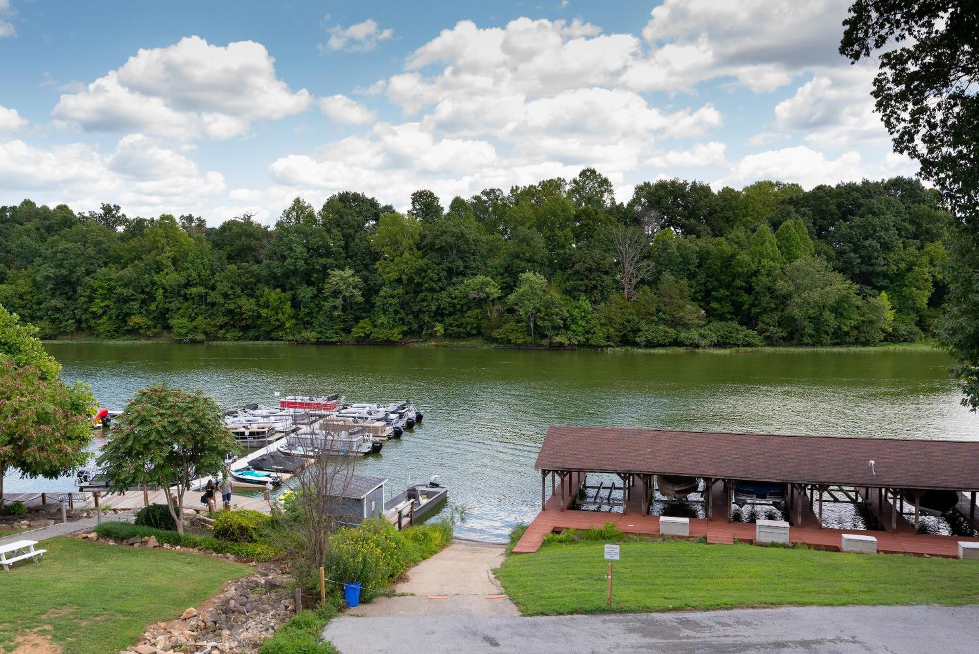 Boardwalk Hotel On Lake Anna By Kasa Mineral Eksteriør billede